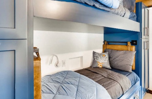 Idaho Springs Cabina | Countryrock Modern Small Cabin near the creek