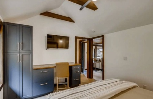 Idaho Springs Cabina | Countryrock Modern Small Cabin near the creek