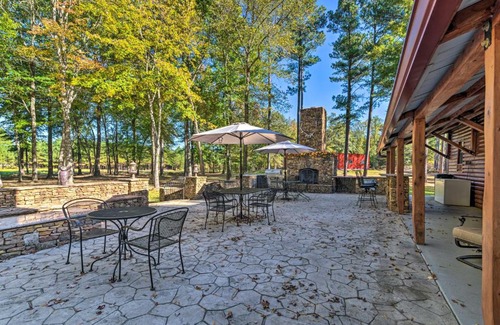 Wheeler Casa | Countryside Cabin Retreat with Outdoor Kitchen!