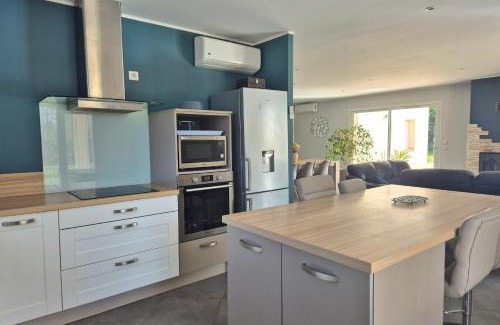 Rayet Casa | Countryside getaway family stay air-conditioned swimming pool