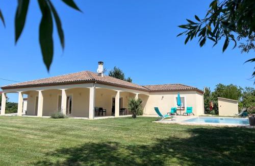 Rayet Casa | Countryside getaway family stay air-conditioned swimming pool
