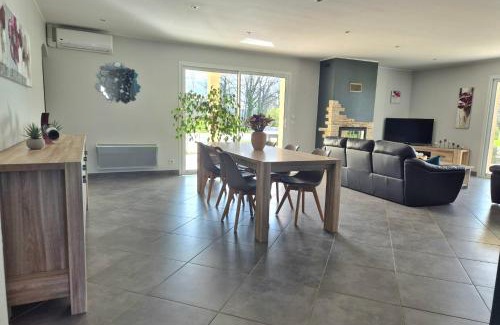 Rayet Casa | Countryside getaway family stay air-conditioned swimming pool