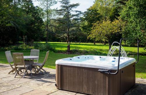 Upper Dicker Casa | Countryside Retreat packed with Activities Tennis including Hot Tub, BBQ, Darts