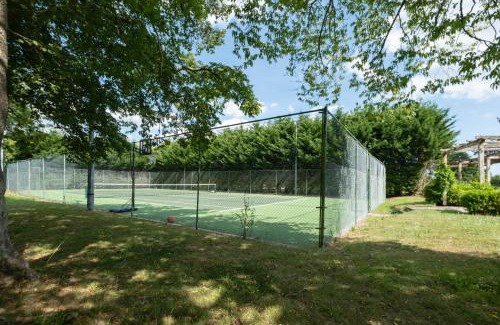 Upper Dicker Casa | Countryside Retreat packed with Activities Tennis including Hot Tub, BBQ, Darts