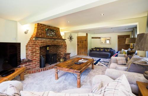 Upper Dicker Casa | Countryside Retreat packed with Activities Tennis including Hot Tub, BBQ, Darts