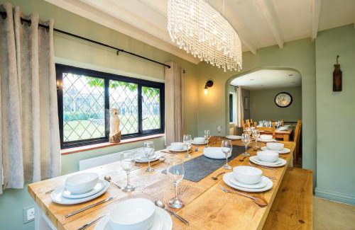 Upper Dicker Casa | Countryside Retreat packed with Activities Tennis including Hot Tub, BBQ, Darts