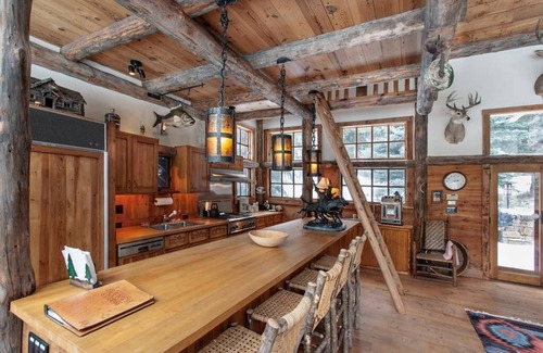 Livingston Chalet De Esquí | Counts Creek Cabin -Gorgeous Luxury Home on Mill Creek in the Paradise Valley