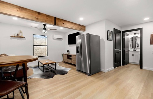 Canyon Lake Apartamento | Couple's Lake House - pet friendly - kayaks & SUP boards