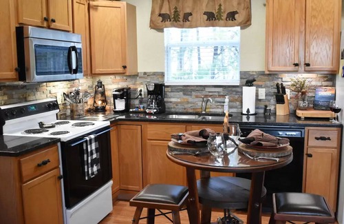 Chalet Village Cabina | Couple's Mtn Retreat; Owner Operated;Borders GSMNP; Seasonal Mtn Views