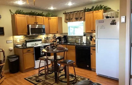 Chalet Village Cabina | Couple's Mtn Retreat; Owner Operated;Borders GSMNP; Seasonal Mtn Views