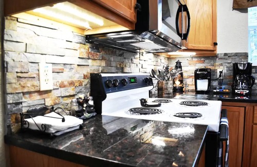 Chalet Village Cabina | Couple's Mtn Retreat; Owner Operated;Borders GSMNP; Seasonal Mtn Views