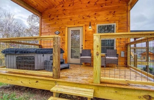 Sevierville Cabaña | Couple's Retreat: HotTub-FirePit-Grill-Pets-Wifi