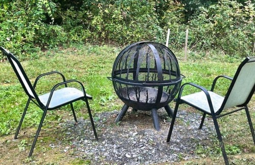 Sevierville Cabaña | Couple's Retreat: HotTub-FirePit-Grill-Pets-Wifi