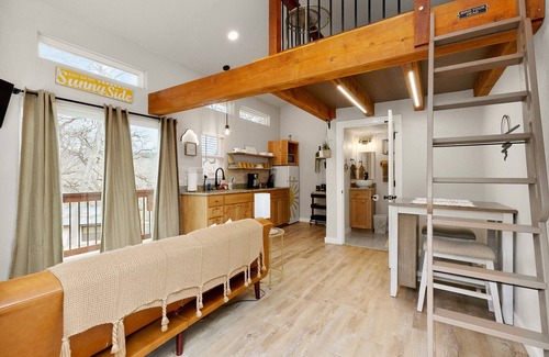 New Braunfels Chalet De Esquí | Couple’s Retreat, Cozy Cabin Near Guadalupe River