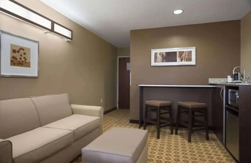 White Hall Hotel | Couple Suite w/ Kitchenette | Hotel Near Downtown w/ Free Parking
