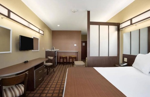 White Hall Hotel | Couple Suite w/ Kitchenette | Hotel Near Downtown w/ Free Parking