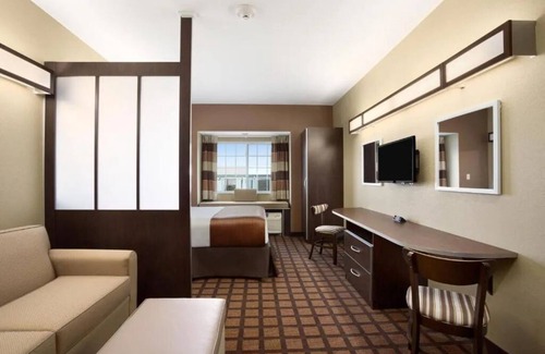 White Hall Hotel | Couple Suite w/ Kitchenette | Hotel Near Downtown w/ Free Parking