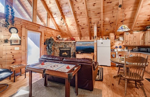 Sevierville Cabina | Couples Cabin! 5% Snr/Mltry Discount-Dollywood-Hot Tub-🐶 Friendly-Accessible