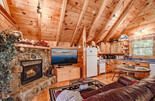 Sevierville Cabina | Couples Cabin! 5% Snr/Mltry Discount-Dollywood-Hot Tub-🐶 Friendly-Accessible