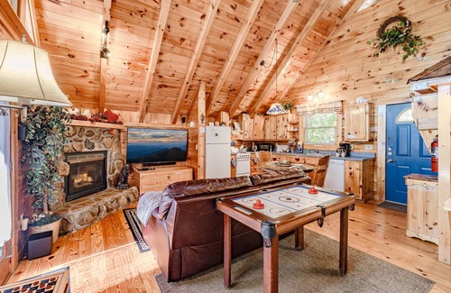 Sevierville Cabina | Couples Cabin! 5% Snr/Mltry Discount-Dollywood-Hot Tub-🐶 Friendly-Accessible