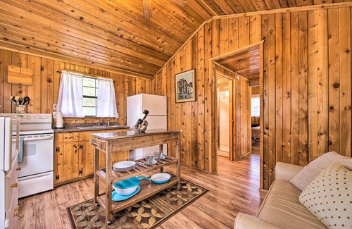 Canyon Lake Cabina | Couples Cabin w/ Luxury Deck, 1 Mi to Canyon Lake!