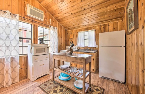 Canyon Lake Cabina | Couples Cabin w/ Luxury Deck, 1 Mi to Canyon Lake!