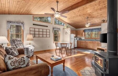 Hot Springs Casa | Couples Cabin with King bed and outdoor hot tub!