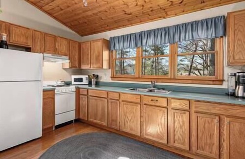 Hot Springs Casa | Couples Cabin with King bed and outdoor hot tub!