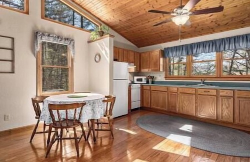 Hot Springs Casa | Couples Cabin with King bed and outdoor hot tub!