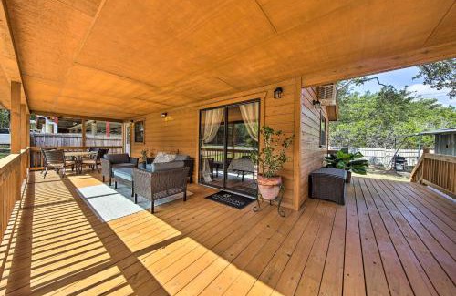 Canyon Lake Casa | Couples Cabin with Luxury Deck, 1 Mi to Canyon Lake!