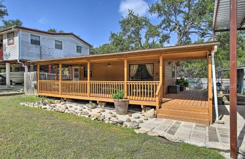 Canyon Lake Casa | Couples Cabin with Luxury Deck, 1 Mi to Canyon Lake!