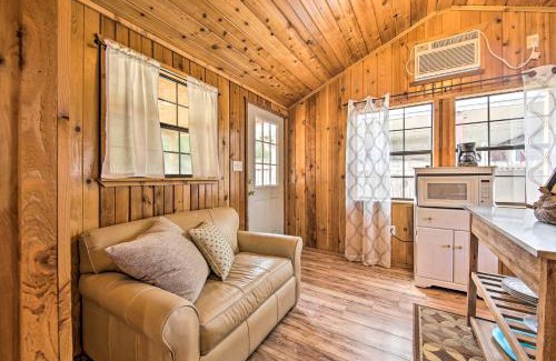Canyon Lake Casa | Couples Cabin with Luxury Deck, 1 Mi to Canyon Lake!