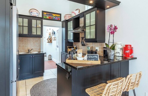 Cape Town City Centre Cabaña | Couples · Characterful Cottage & Secure