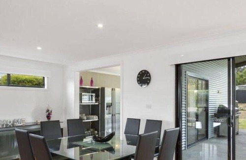 Orford Casa | Couples Coastal Holiday Home-close to beach, shop, park & boat ramp Orford
