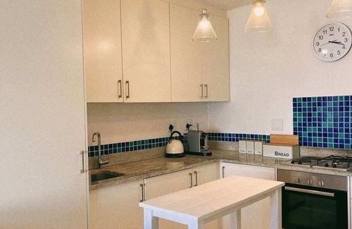Redhill Apartamento | Couples Cove: Luxe Getaway w/ jetted bath & views