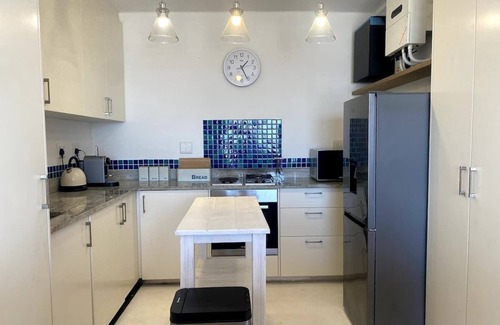 Redhill Apartamento | Couples Cove: Luxe Getaway w/ jetted bath & views