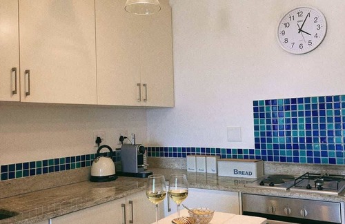 Redhill Apartamento | Couples Cove: Luxe Getaway w/ jetted bath & views