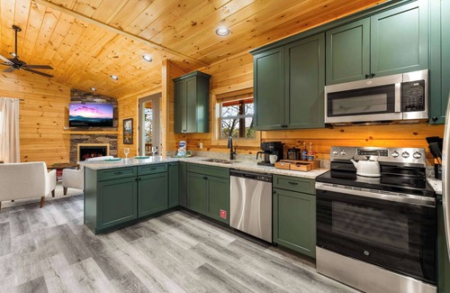 Black Bear Falls Cabina | Couples Retreat Indoor Pool Sauna minutes to Gatlinburg