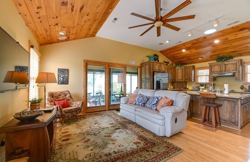 Council Casa | Couples Retreat on Bay Tree Lake