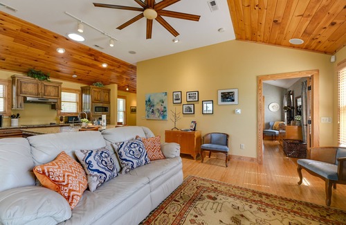 Council Casa | Couples Retreat on Bay Tree Lake