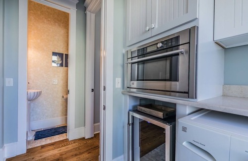Downtown Casa | Couples Retreat, Walk to waterfront, shops and restaurants!