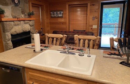 Dugspur Cabina | Couple’s Romantic Mountain River Cabin w/ Rustic Q Bed that’s Knotty & Nice.