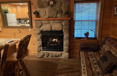 Dugspur Cabina | Couple’s Romantic Mountain River Cabin w/ Rustic Q Bed that’s Knotty & Nice.
