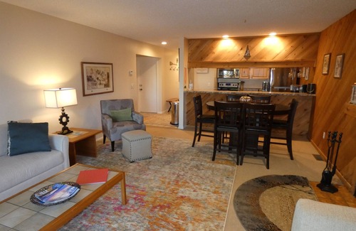 Bellaire Condominio | Courtside Condo at Summit
