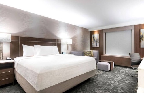 Edgewater Casa | Courtyard by Marriott Edgewater/NYC Area - Stylish & Comfortable