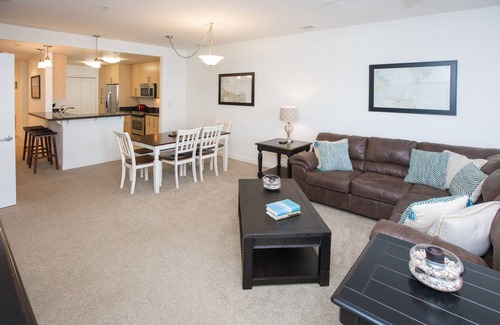 Sandbridge Condominio | Courtyard condo near the ocean with W/D, outdoor pool & gym