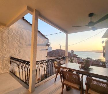 Ayvalik City Center Apartamento | Courtyard Home w Lesvos Island View