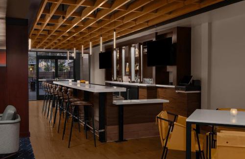 Kearny Mesa Hotel | Courtyard San Diego Central - Outdoor Pool, Bar & Restaurant