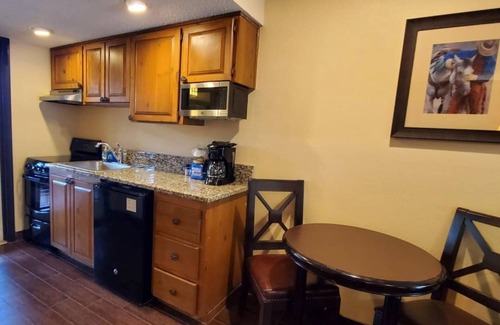 River Ranch Condominio | COURTYARD SUITE steps to Pool and Rodeo! 257