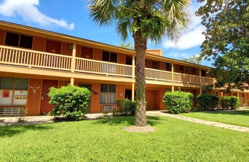 River Ranch Condominio | COURTYARD SUITE steps to Pool and Rodeo! 257